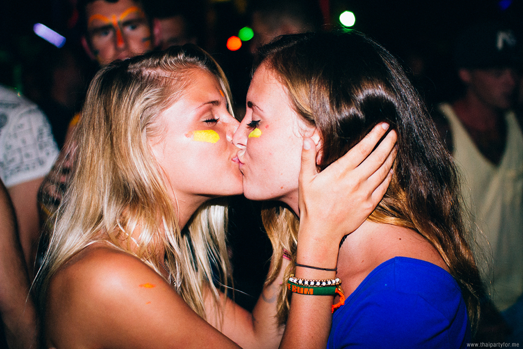 JUNGLE EXPERIENCE girls kiss