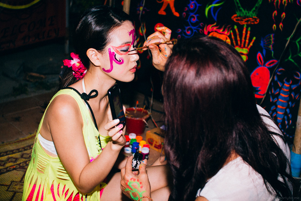 full moon party 15 february 2014: girl decorates paint on full moon party