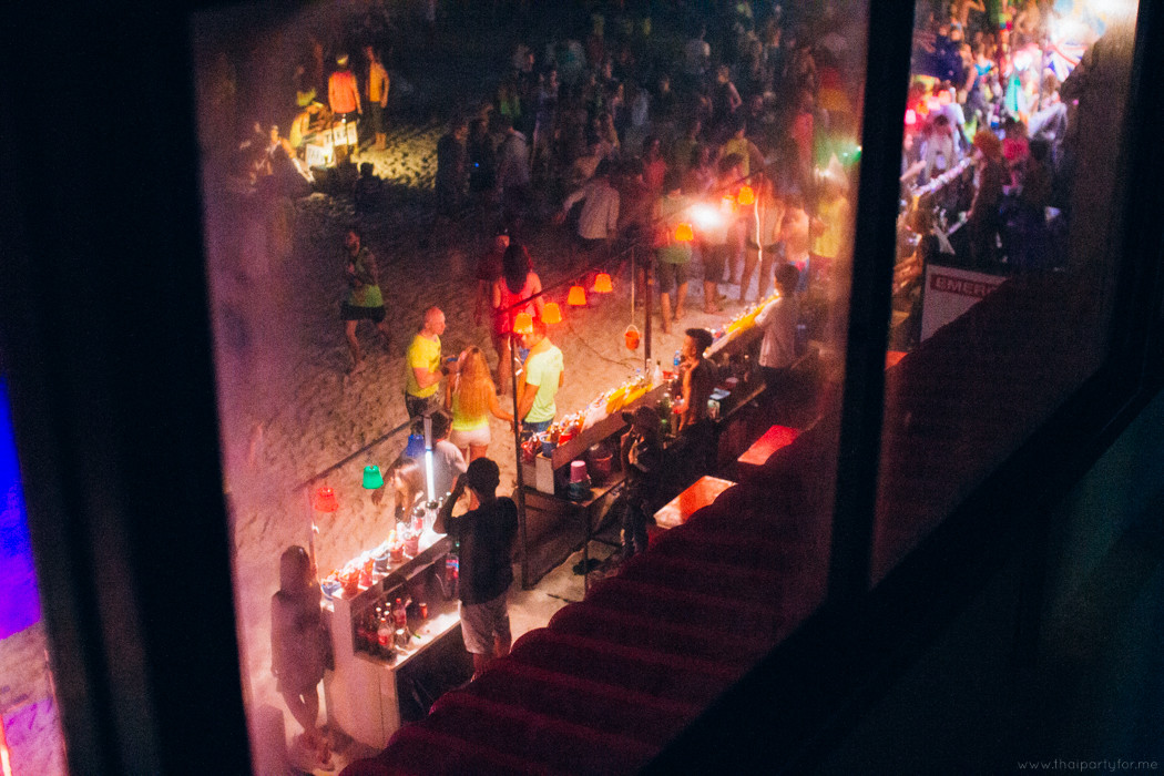 Full Moon Party March 2014 photo 01 Look through the window on party