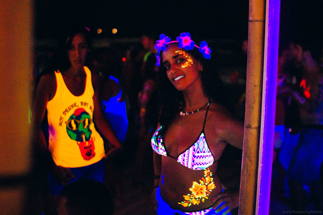 Full Moon Party 15 March 2014 photo 11 Girl in neon posing for the camera