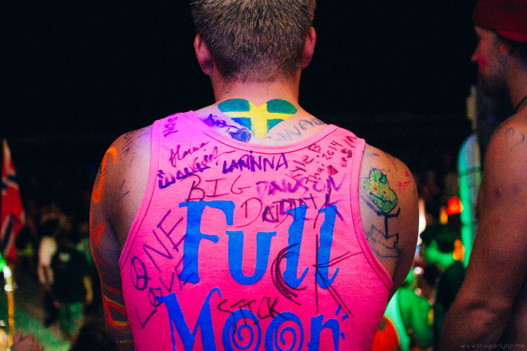 Full Moon Party March 2014 photo 02 Painted back of man