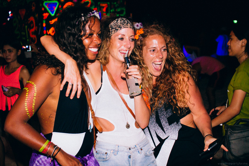 Girls at Full Moon Party May 2014 Photo 19