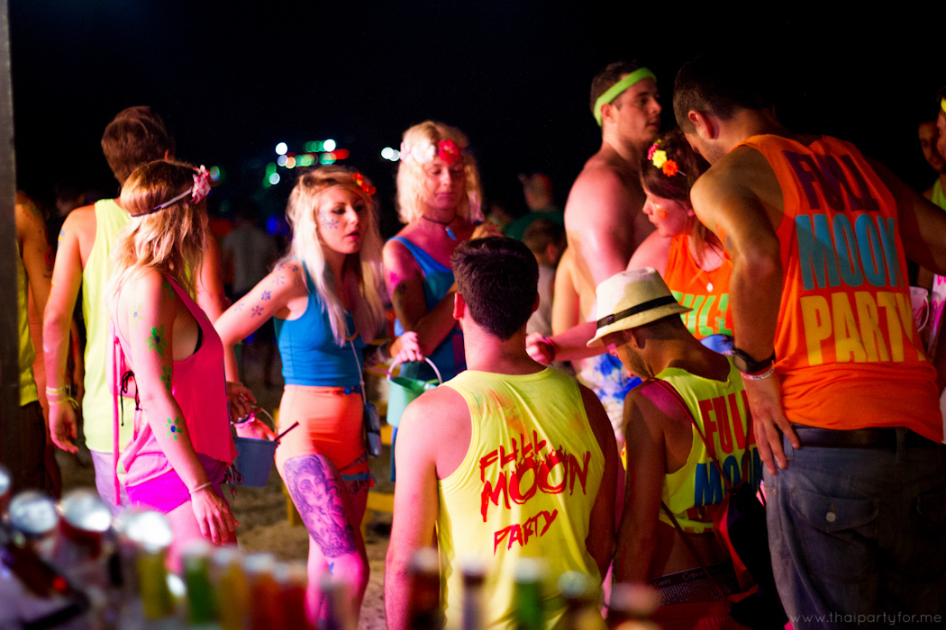 Full Moon Party 6 October 2014 Photo 4. The guys on their knees in front of girls