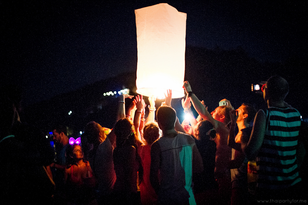 Full Moon Party 6 October 2014 Photo 12. People let go chines lantern.