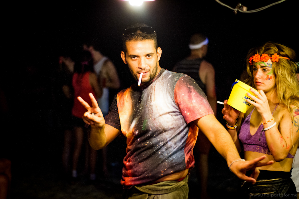 Full Moon Party 6 October 2014 Photo 13. Guy showing "peac".