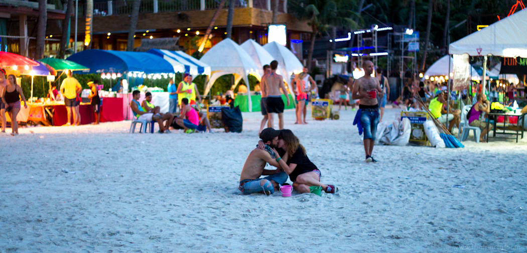 Full Moon Party 6 October 2014 Photo 18. Couple kissing