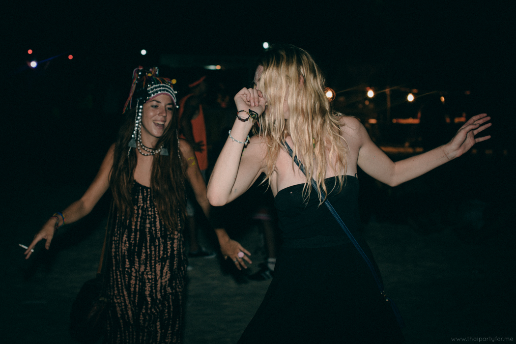 Full Moon Party August 2014 Photo 04. The dancing girls.