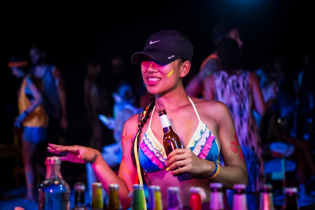 Full Moon Party 8 October 2014 Photo 10. Girl smiling.