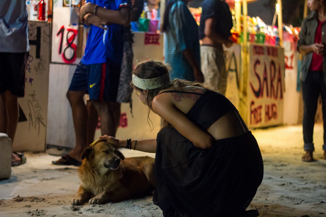 Full Moon Party 8 October 2014 Photo 4. Girl petting dog.