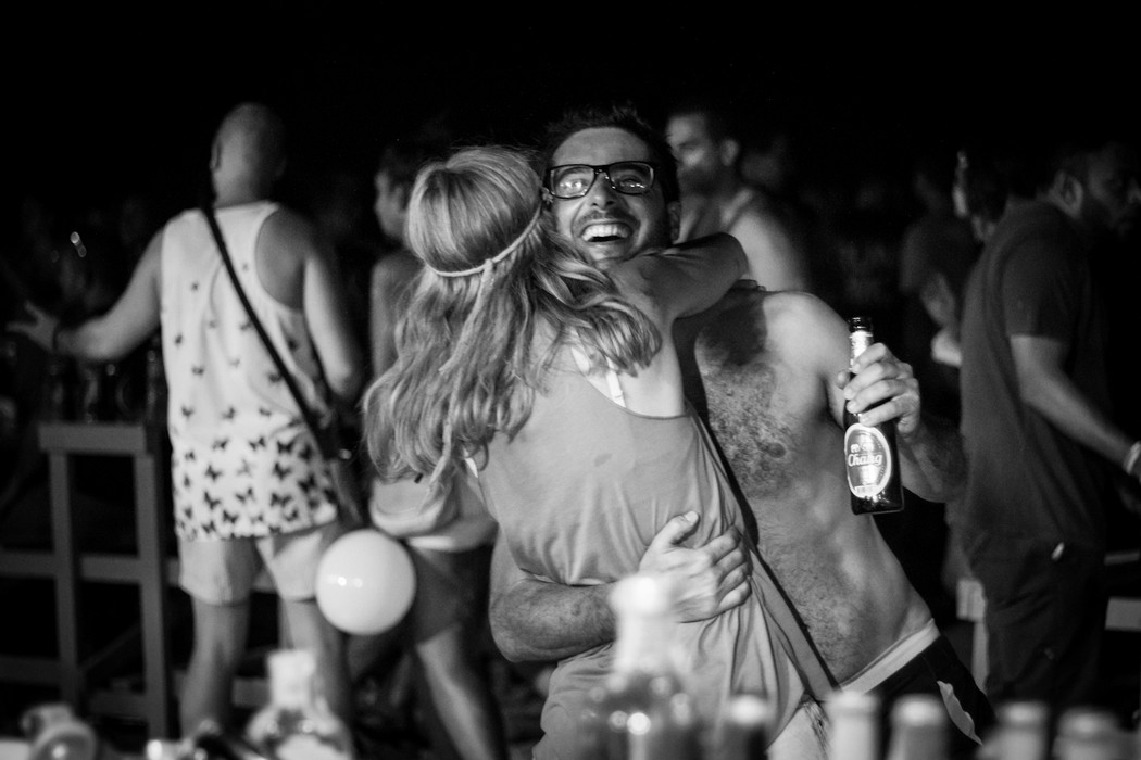 Full Moon Party 8 October 2014 Photo 3. Guy and girl cuddling.